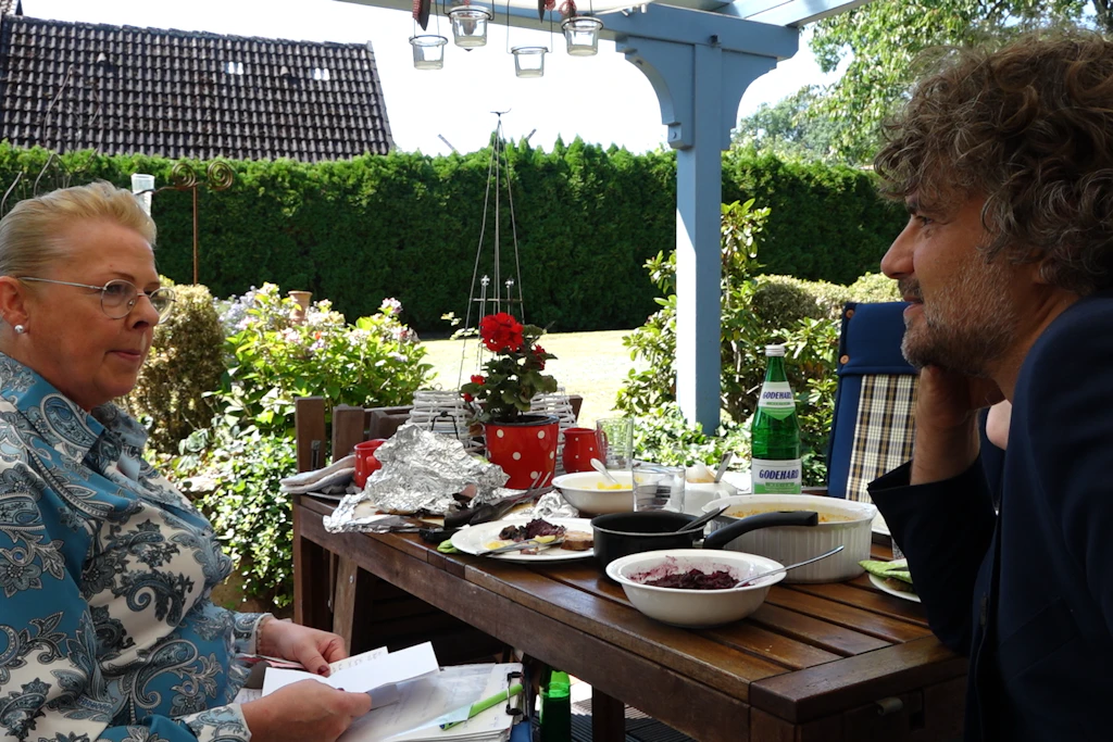 Silvia Dronsch im Gespräch mit dem OAZ-Redakteur Florian Warweg