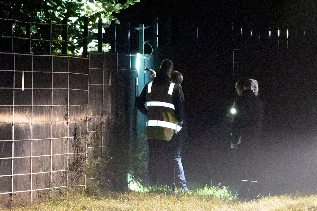 Kriminaltechniker und Polizisten sind in der Umgebung um das Umspannwerk Bergheim unterwegs.