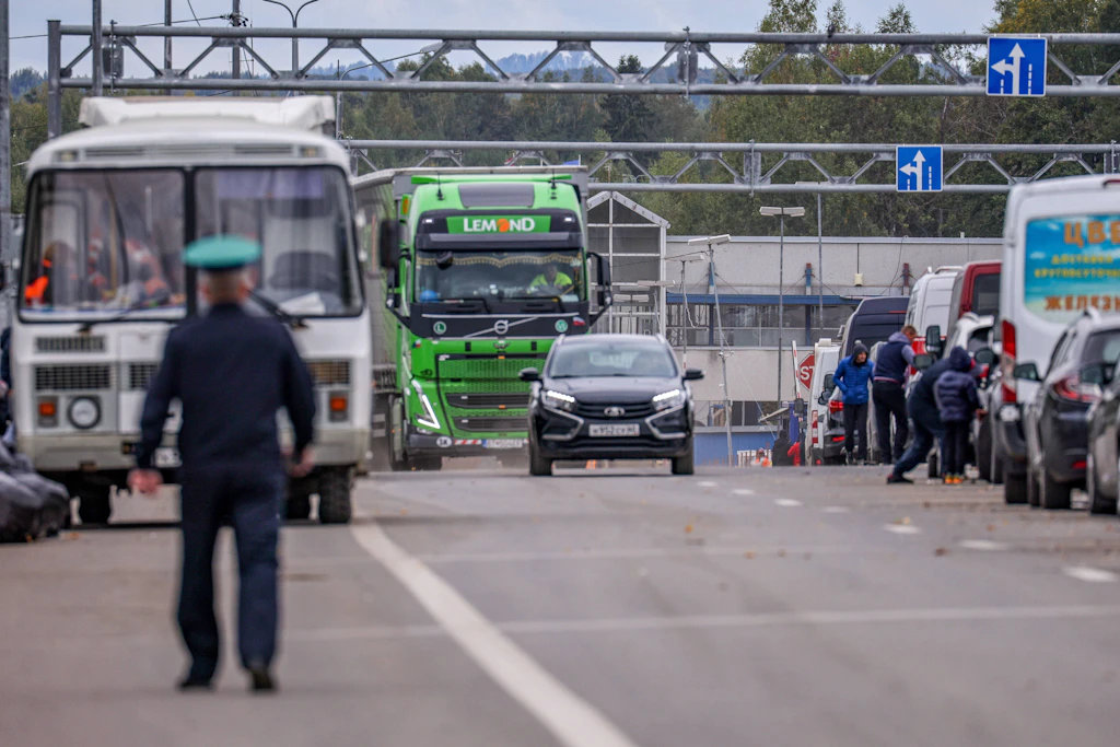 Fahrzeuge warten am russisch-lettischen Grenzübergang Terehova/Burachki.