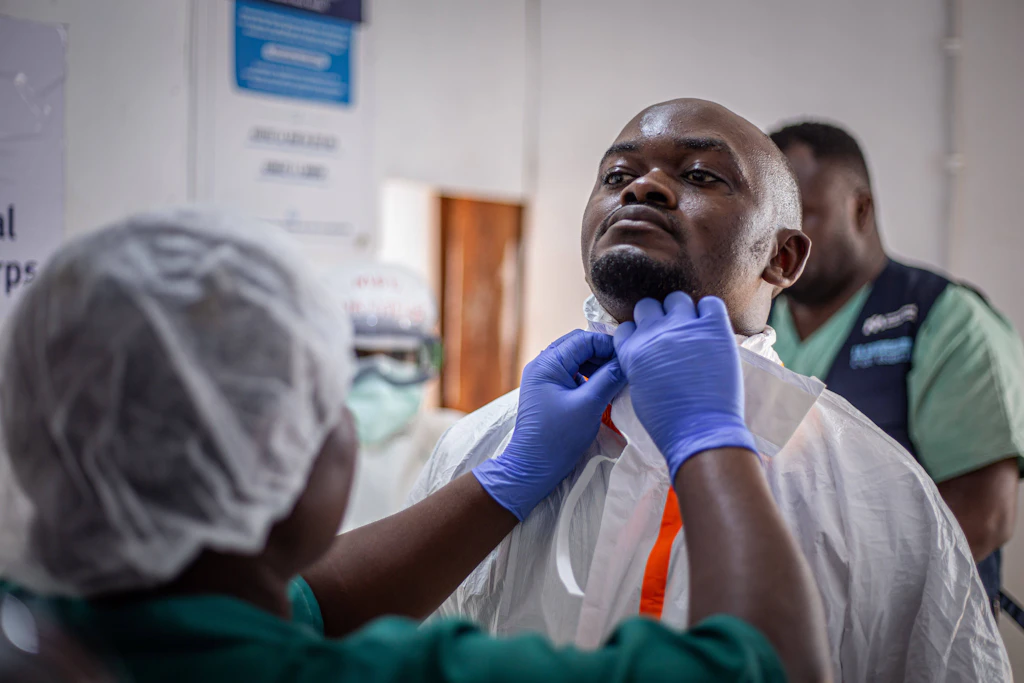 Ein medizinischer Mitarbeiter legt in einem Ebola-Behandlungszentrum in Beni in der ostkongolesischen Provinz Nord-Kivu Schutzkleidung an.