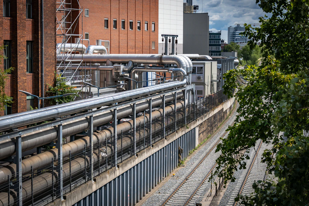 An der Putlitzbrücke wurde im Juli dieses Jahres die Straße gesperrt, da die Schornsteine im angrenzenden Fernwärme-Heizkraftwerk Moabit erneuert werden (Symbolbild).