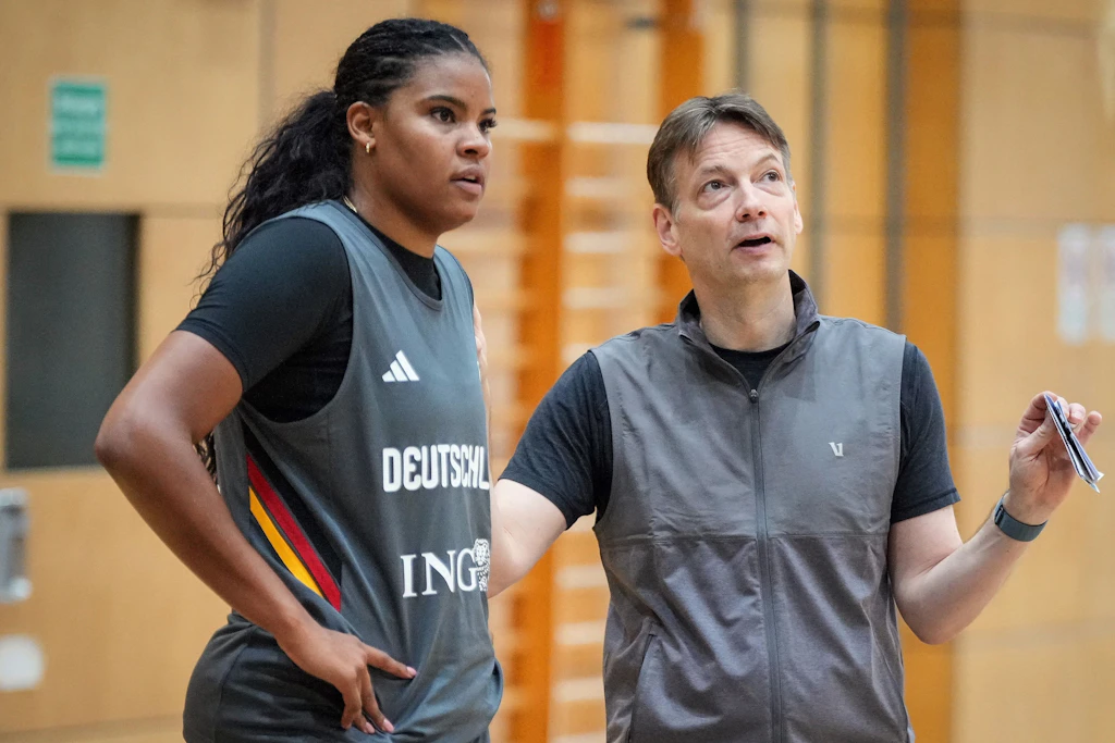 Zurück im Training der deutschen Basketballerinnen: Bundestrainer Olaf Lange (r) unterhält sich mit der Berlinerin Nyara Sabally.