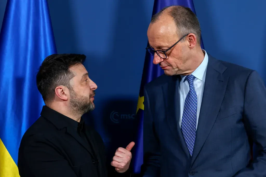 Der ukrainische Präsident Wolodymyr Selenskyj (l.) und Bundeskanzler Friedrich Merz bei der Münchner Sicherheitskonferenz im Februar 2026.