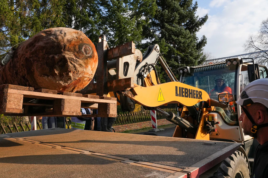Eine Weltkriegsbombe im Ortsteil Lehnitz wird 2024 nach ihrer Entschärfung auf einer Holzpalette liegend im LKW verladen.