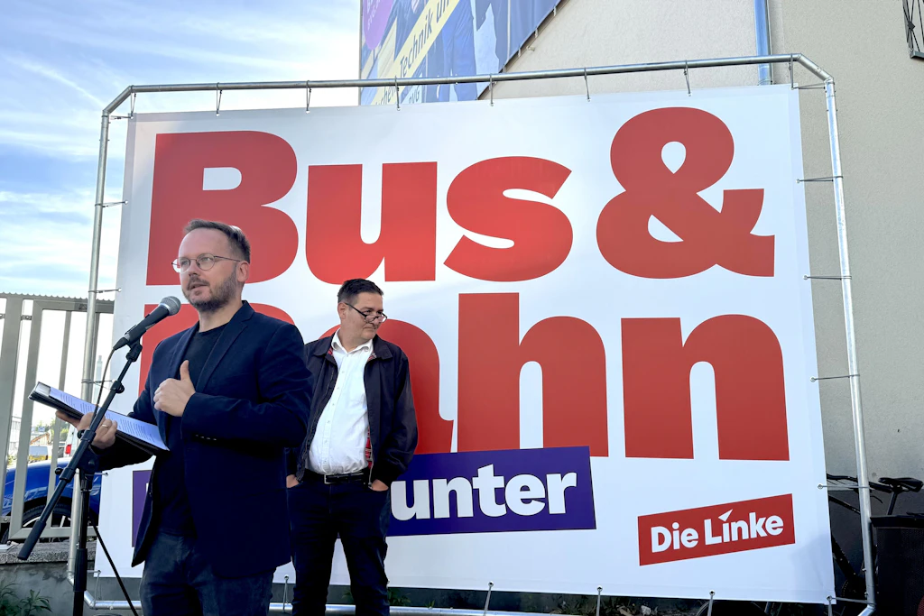 Kristian Ronneburg, verkehrspolitischer Sprecher der Linke-Fraktion (l.), und Ekkehard Spiegel, BVG-Busfahrer und Direktkandidat der Linken sprechen vor den Journalisten.