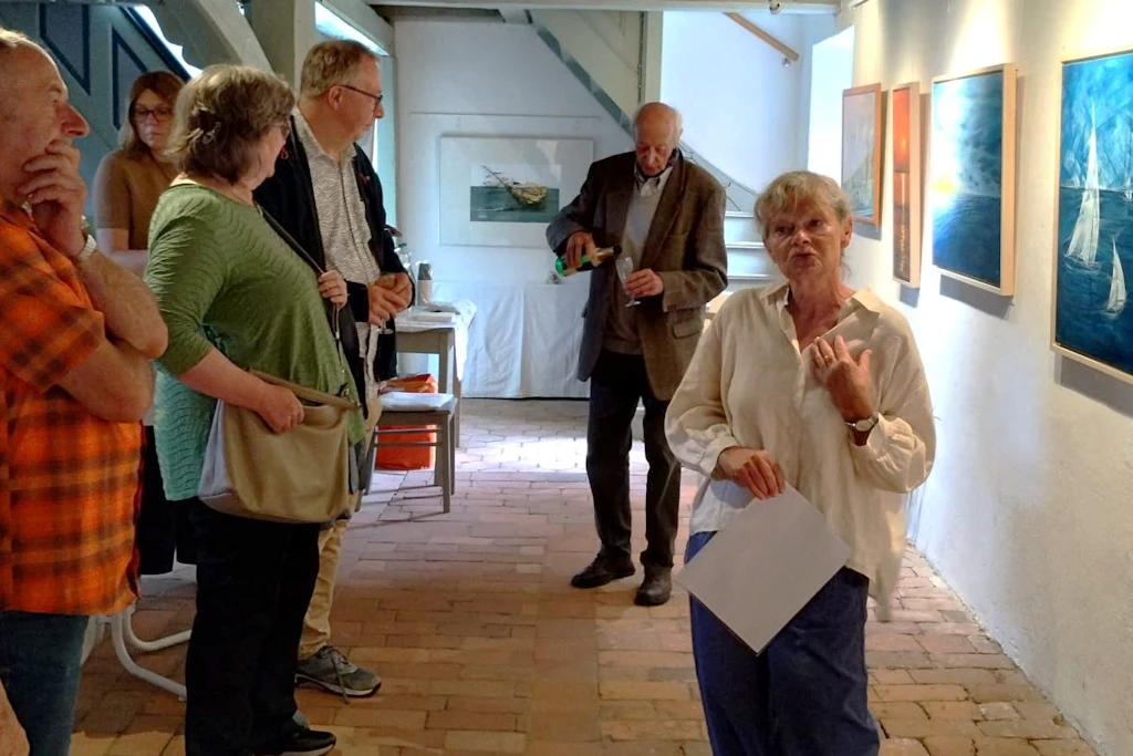 Die Bischofswerdaer Malerin und Grafikerin Barbara Beger zeigt seit vergangenem Wochenende in der Prerower Seemannskirche Bilder aus ihrem Zyklus „Engel, Meer und anderes“.
