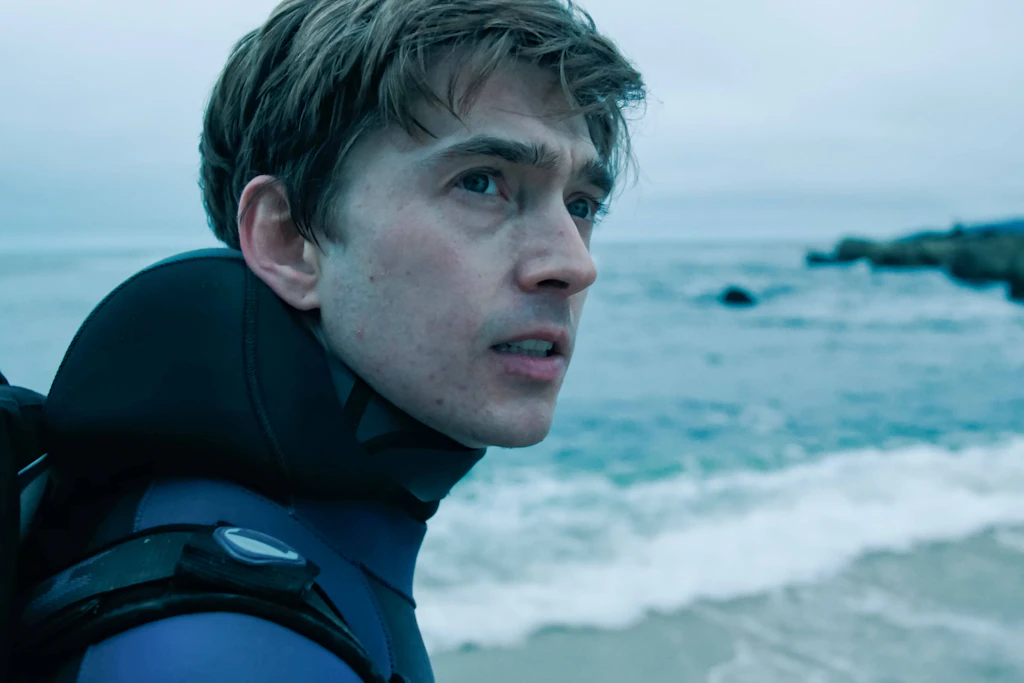 Austin Abrams spielt in „Whalefall“ einen Taucher, der versehentlich in den Bauch eines Wals gerät. Kann er sich aus der misslichen Lage befreien?