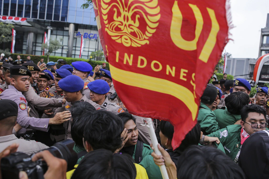 Demonstranten protestieren am 18. August 2026 in Jakarta gegen Teuerung und Korruption, die Militarisierung der Politik und mehrere Regierungsprogramme.