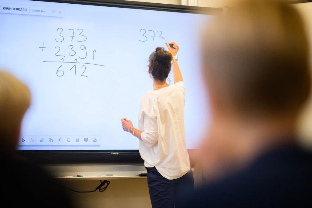 Fünf Milliarden Euro stehen bundesweit für die Digitalisierung von allgemein- und berufsbildenden Schulen bereit.