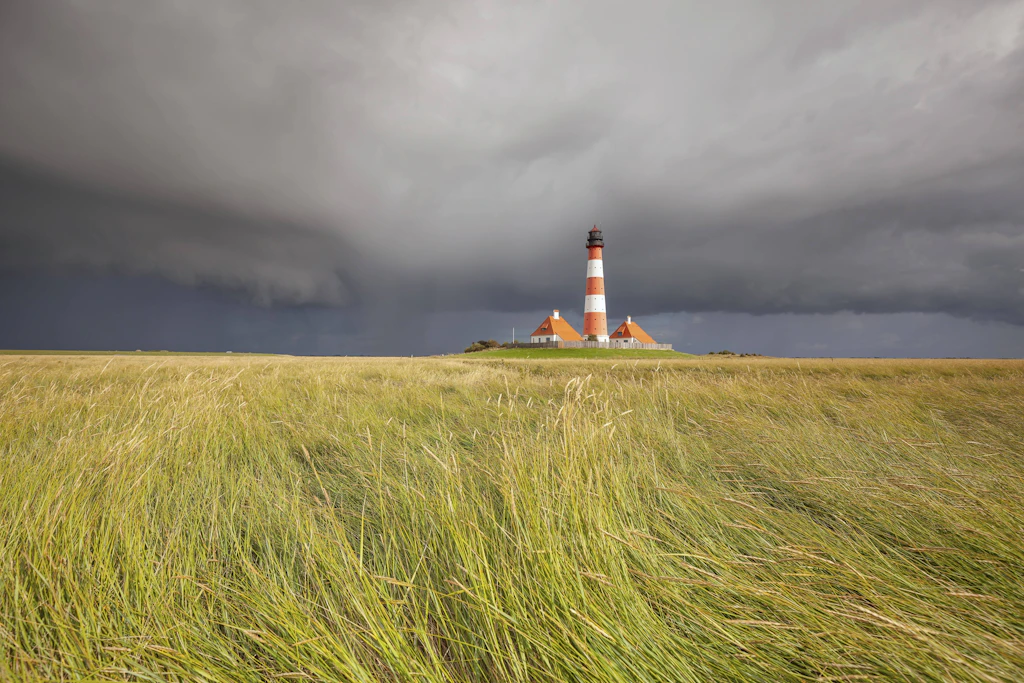 Schauerwand über Westerhever: An der nordfriesischen Küste erwartet der DWD am Mittwoch Böen um 55 km/h. (Symbolbild)