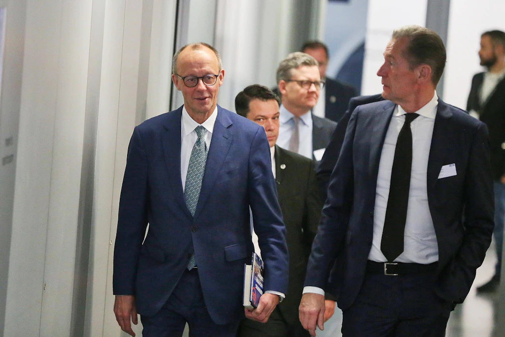 Friedrich Merz und Mathias Döpfner bei einem Wirtschaftsgipfel im Axel-Springer-Haus in Berlin