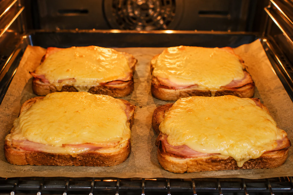 Die Käsetoasts werden zuerst im Ofen überbacken und danach auf dem Teller mit frischen Zutaten belegt. Die Stullen bieten damit alles, was die Geschmacksnerven kitzelt!