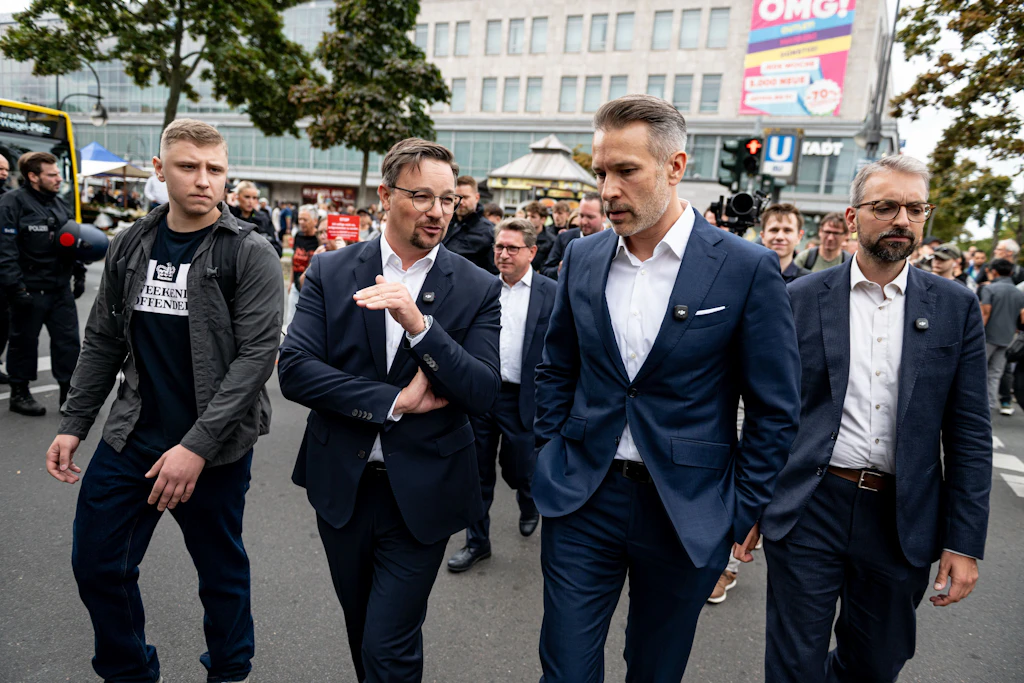 „Müssen Sheriff sein, um Miststall auszuräuchern“: AfD führt FPÖ durch Neukölln