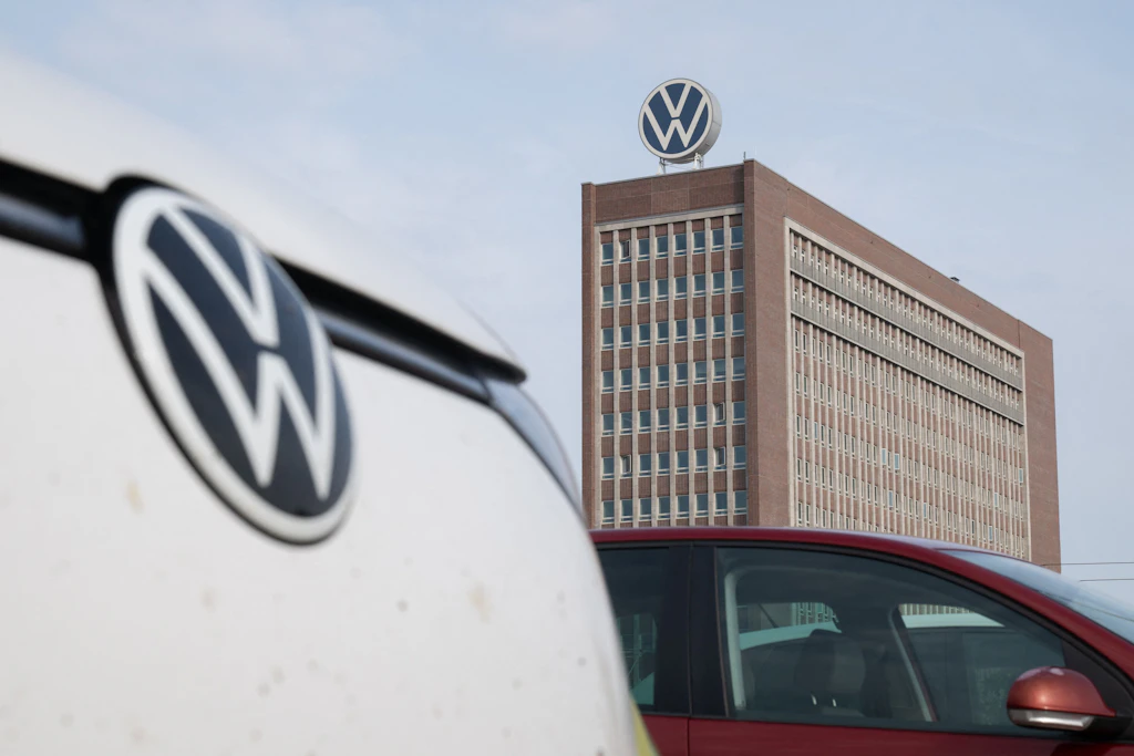 Das Hochhaus am Volkswagen-Stammwerk in Wolfsburg. VW-Fernpendler reisen mit dem ICE in knapp einer Stunde von Berlin zur Arbeit. Ab Oktober dauert die Reise drei Stunden.