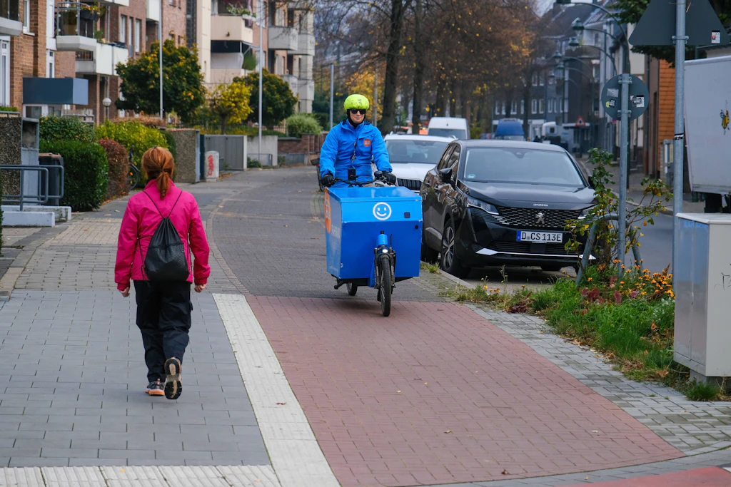 Auslieferung per Lastenrad: Große Geräte bringt der Händler in Deutschland mit eigenen Mitarbeitern zum Wunschtermin.