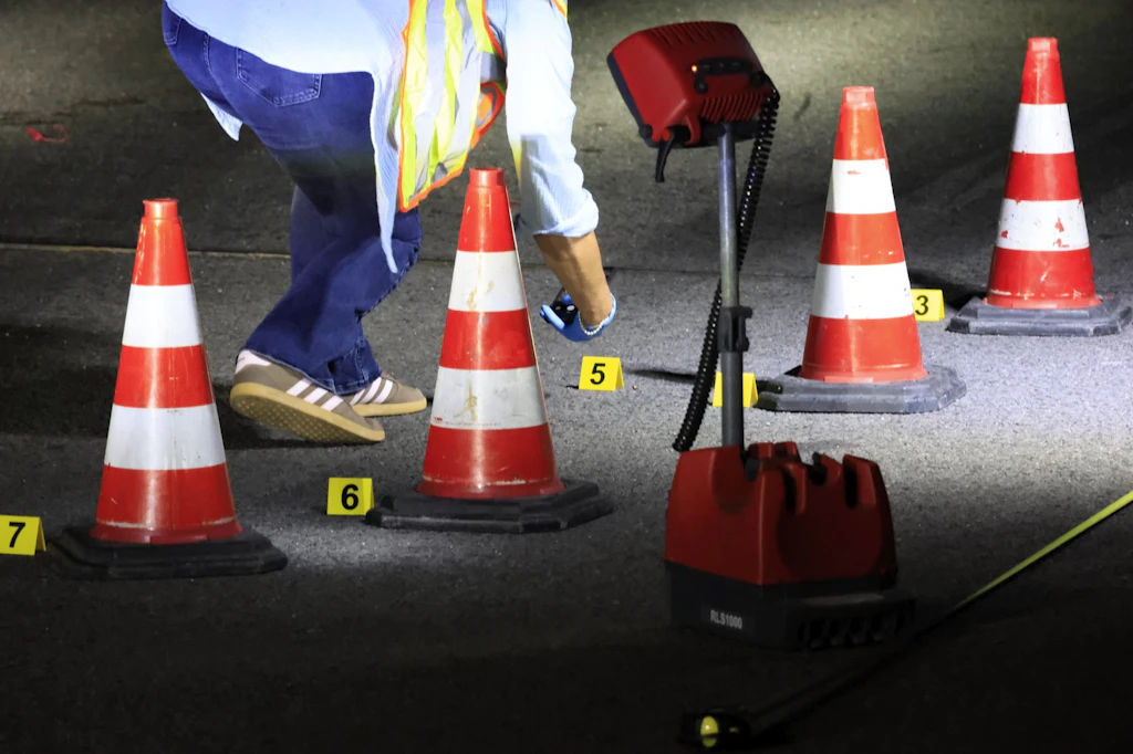 Eine Polizistin stellt Patronenhülsen am Tatort in der Feurigstraße sicher.