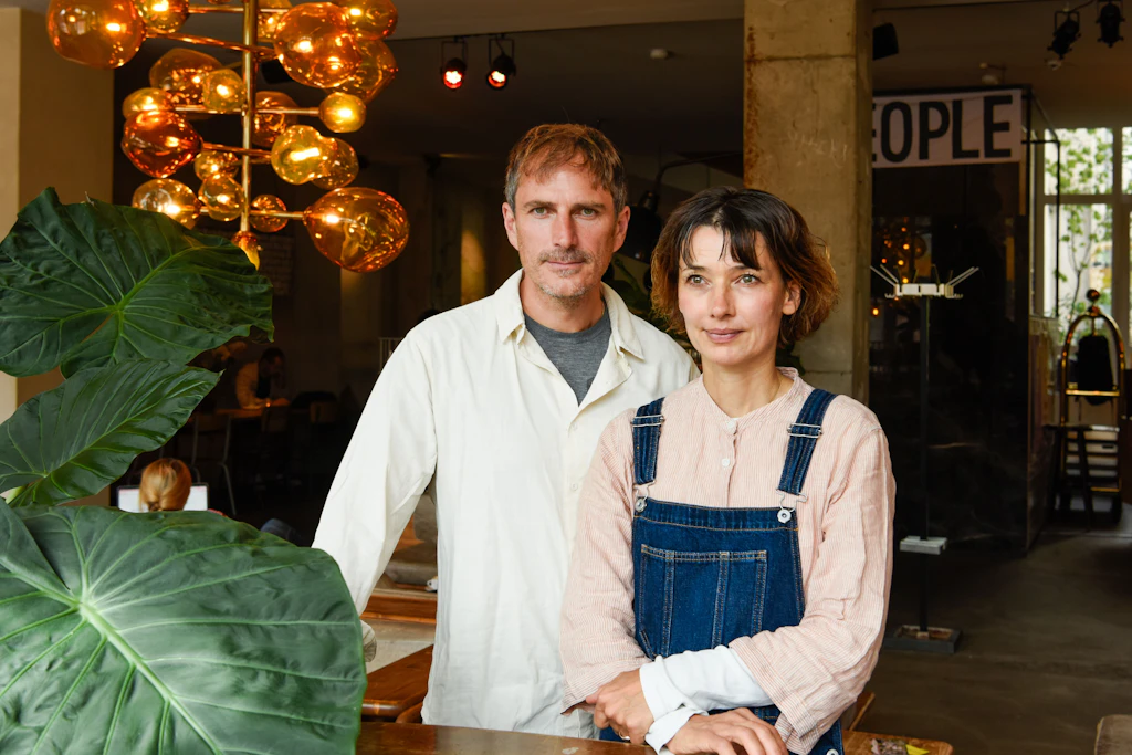Tom und Michelberger in der Lobby ihres Michelberger Hotels.