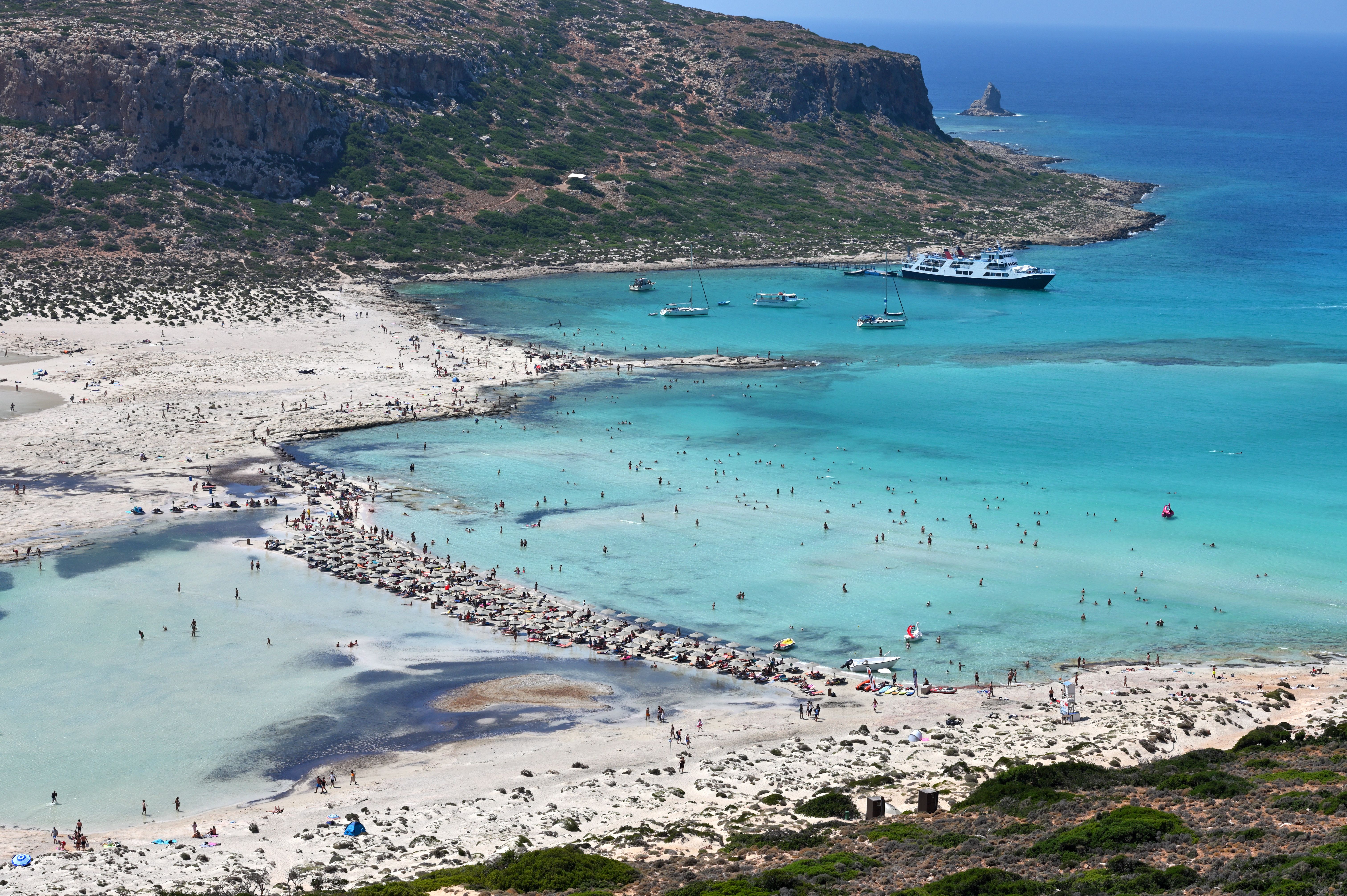 „Hölle auf Erden“: Videos zeigen, wie ein Strand auf Kreta von Touristenmassen geflutet wird