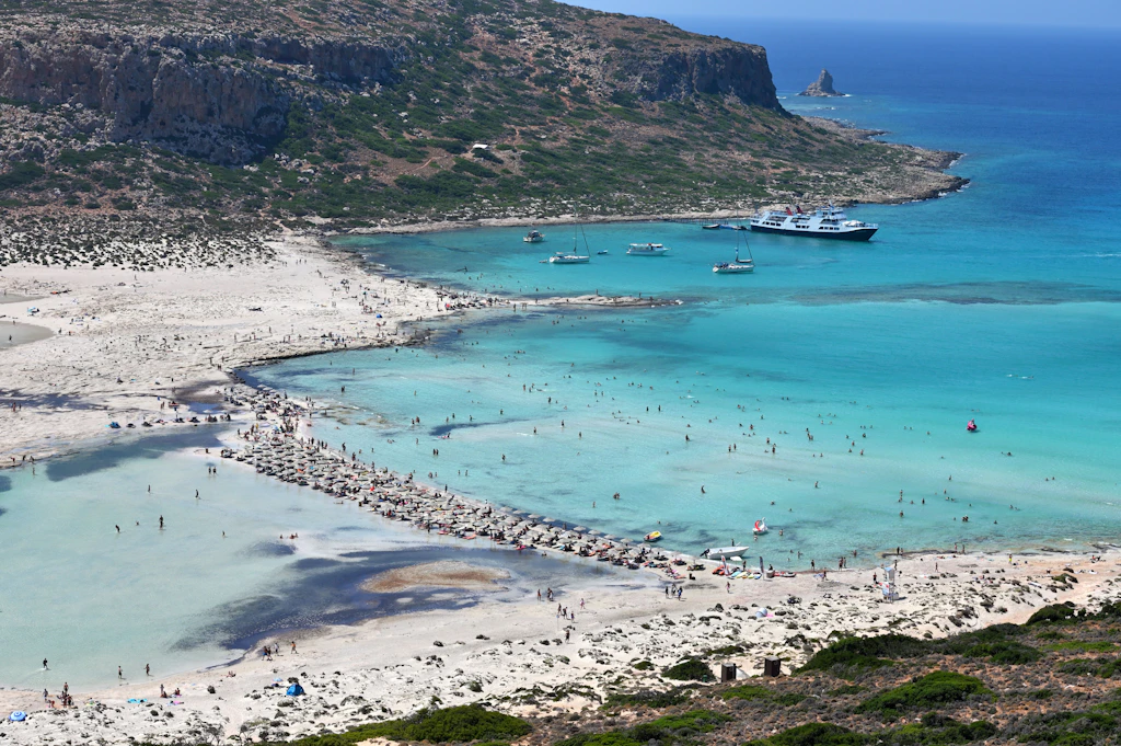 „Hölle auf Erden“: Videos zeigen, wie ein Strand auf Kreta von Touristenmassen geflutet wird