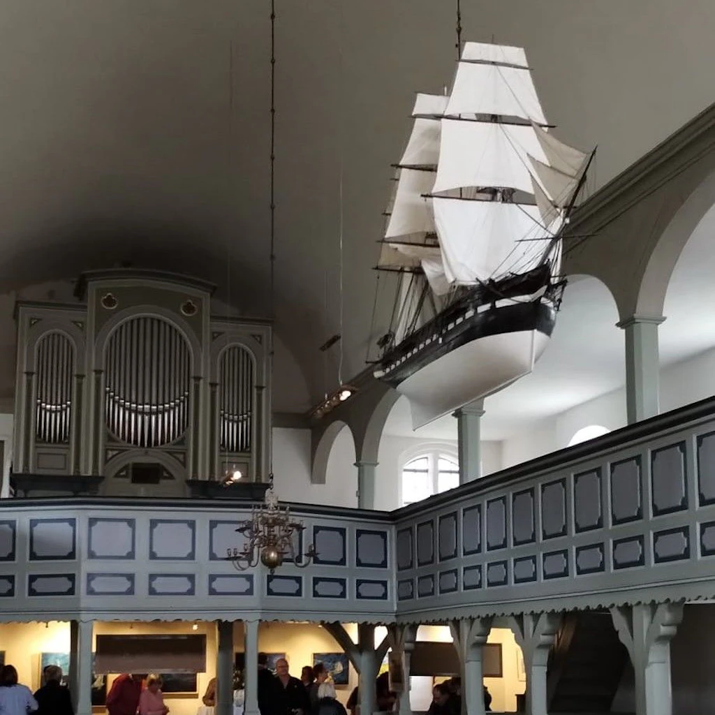 Drei wundervolle Modellschiffe in der Hallenkirche zeugen von der nautischen Verbundenheit der Seeleute mit dem Hafenort Prerow.