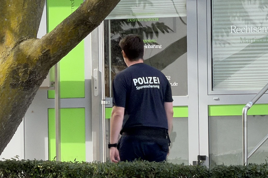 Ermittler der Polizei sichern am Tatort Spuren.