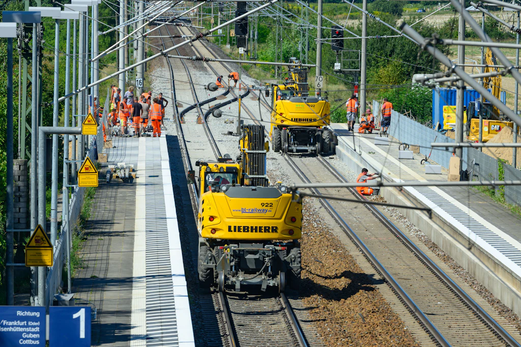 Am Bahnhof Pillgram, auf der RE1-Strecke Berlin - Frankfurt (Oder), werden die Bahnsteige verlängert.