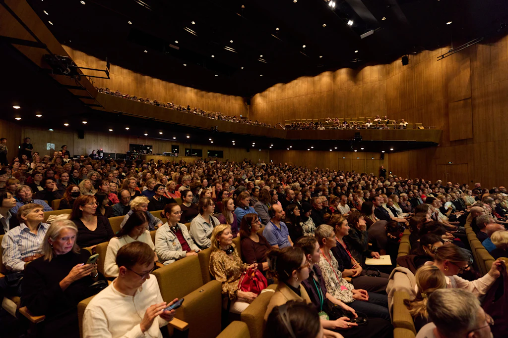 Die sorgfältig kuratierten Live-Erlebnisse auf dem internationalen Literaturfestival erwecken Geschichten zum Leben und laden zum Austausch ein.