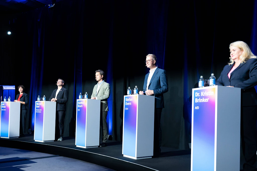 Stefan Evers, Steffen Krach, Werner Graf, Elif Eralp und Kristin Brinker (v.l.) bei der IHK-Wahlarena der Berliner Spitzenkandidaten im Ludwig Erhard Haus.