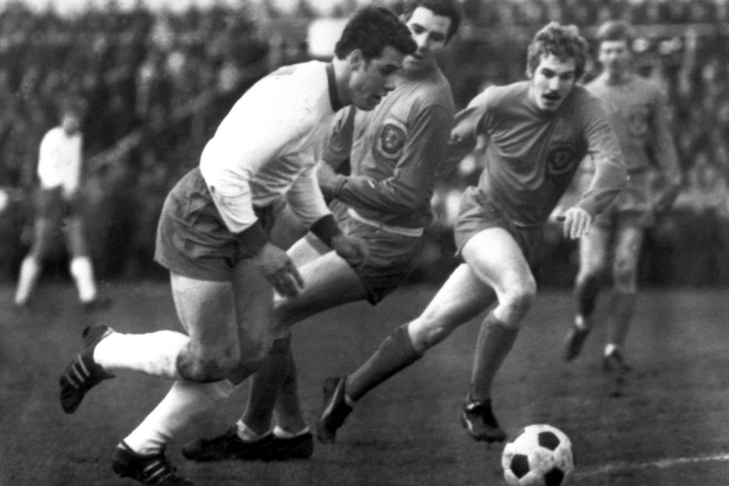 DDR-Stürmer Eberhard Vogel (l.) überläuft zwei walisische Gegenspieler. Die Fußball-Nationalmannschaft der DDR gewinnt am 16. April 1969 im Dresdner Heinz-Steyer-Stadion das WM-Qualifikationsspiel gegen Wales mit 2:1.