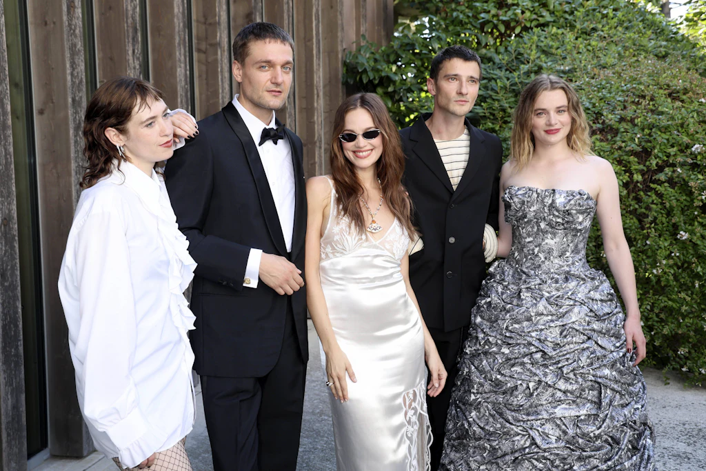 Bestangezogene Filmcrew? Klares Ja von uns! Lia von Blarer, Lucas Englander, Emilia Schüle, Sebastian Schneider und Luna Wedler bei der Premiere des Kinofilms „Das Mädchen mit der Leica“ in Venedig.