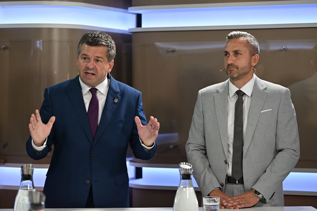 Sven Schulze (CDU, l), Ministerpräsident von Sachsen-Anhalt und Ulrich Siegmund (AfD, r)