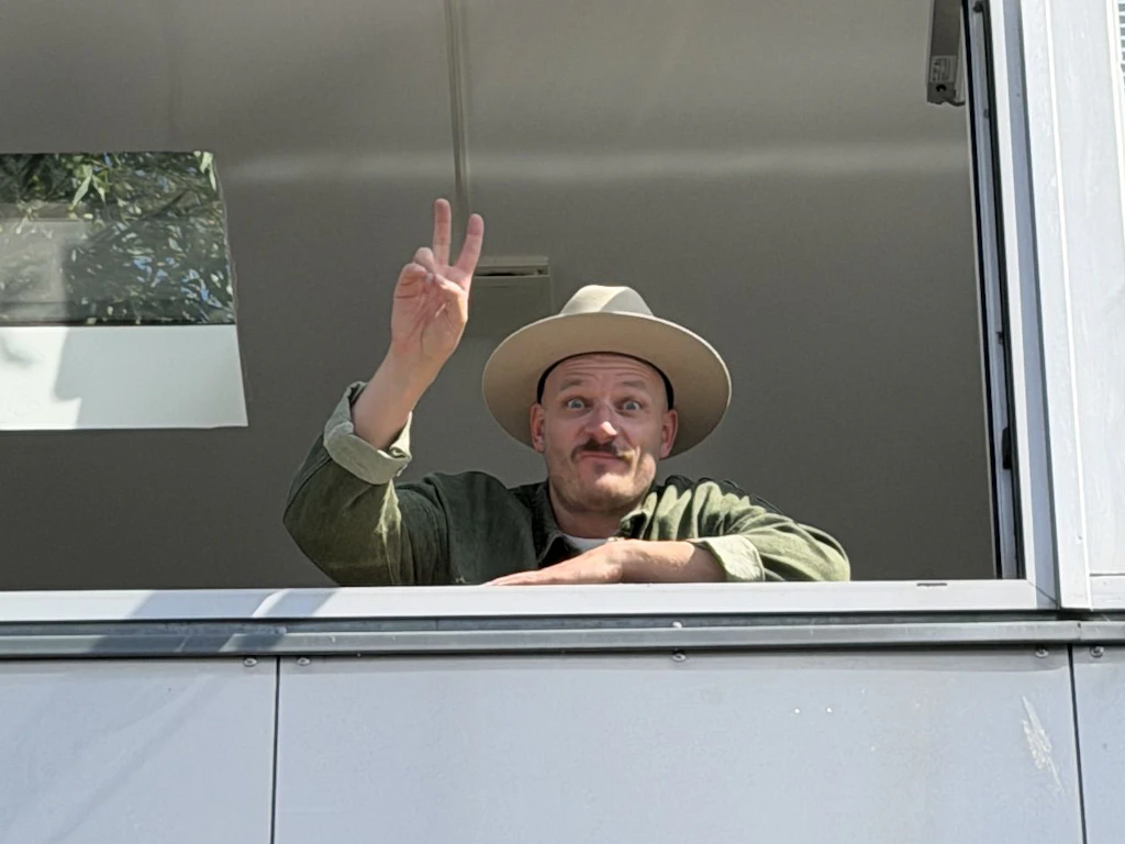 Influencer Malte Katenbrink arbeitet in einem Baumhaus an der Spree.