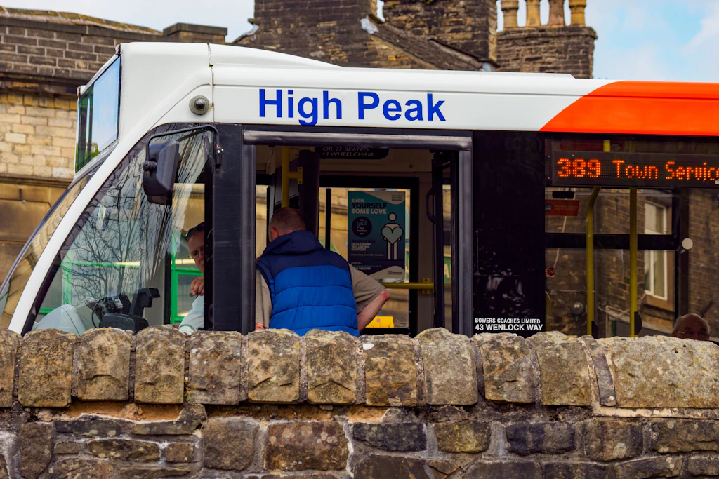 Ein Bus der Linie 389 in der Grafschaft Derbyshire: Solche Ortslinien gibt es in der Region – nur nicht mehr in Egginton. (Symbolfoto)