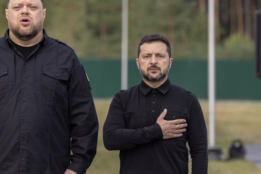 Der ukrainische Präsident Wolodymyr Selenskyj nannte den Schusswechsel zwischen HUR und SBU eine „absolut beschämende Situation“ und forderte Aufklärung.