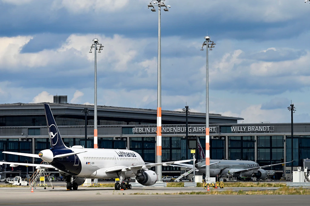 Eine Lufthansa-Maschine und andere Flugzeuge am Flughafen Berlin Brandenburg (BER) in Schönefeld. Ganzjährig hat der BER drei Langstreckenziele, saisonal weitere fünf.