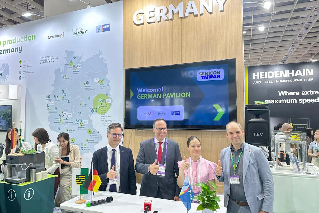 Engagieren sich für weitere Ansiedlungen im Sachsenland (v.l.): Thomas Horn, Chef der Wirtschaftsförderung, Wirtschaftsminister Dirk Panter, Eva Langerbeck von der Außenhandelskammer und Frank Bösenberg, Geschäftsführer des Branchen-Netzwerks Silicon Saxony.