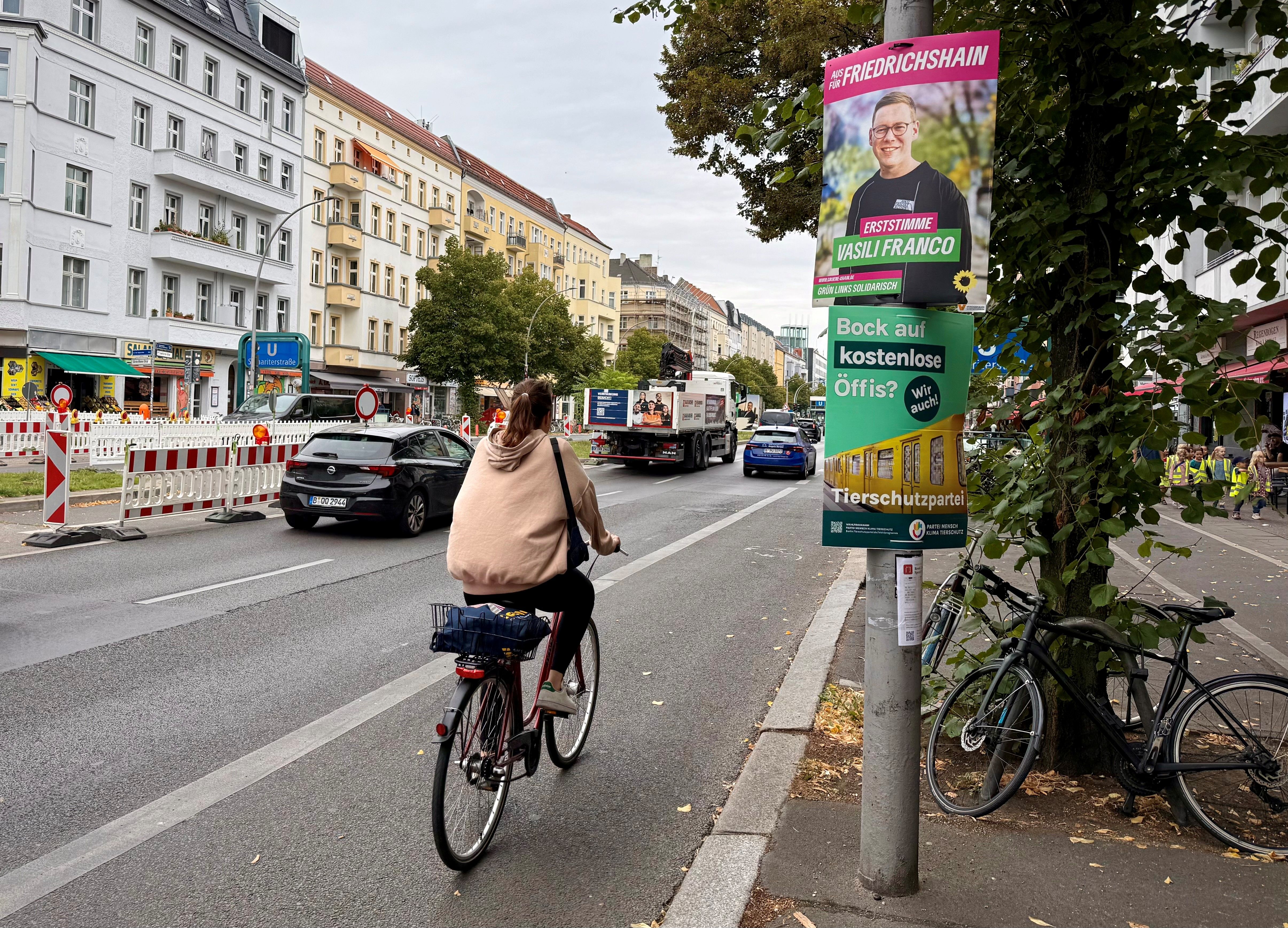 Wahlkampf in Berlin: Bestimmt die Hälfte der Plakate sind falsch aufgehängt