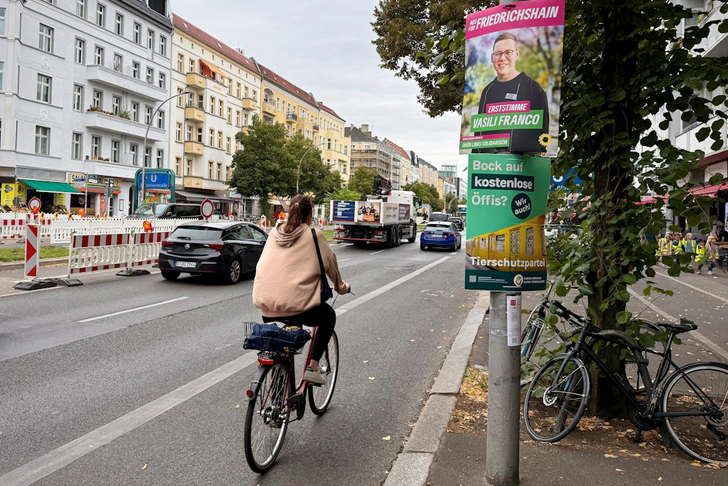 Kein Zollstock nötig: Diese Wahlplakate hängen eindeutig zu niedrig.