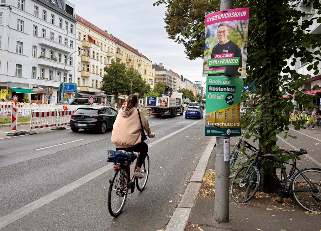 Wahlkampf in Berlin: Bestimmt die Hälfte der Plakate sind falsch aufgehängt