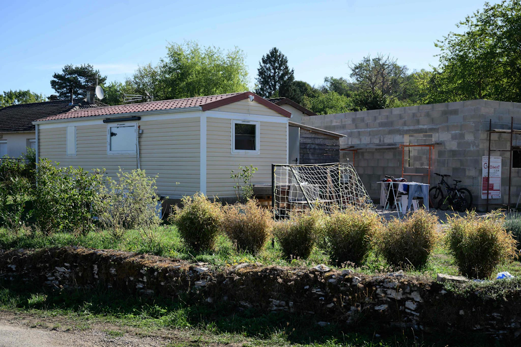 Die Familie lebte übergangsweise in einer Baracke neben dem Haus, das sie gerade in dem Dorf Gy baute.