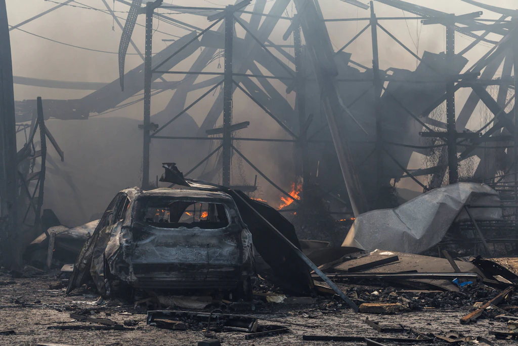 Ein ausgebranntes Auto in einer zerstörten Lagerhalle in Pohreby bei Kiew. Russische Drohnen griffen die Hauptstadtregion Ende August tagelang nahezu ununterbrochen an.