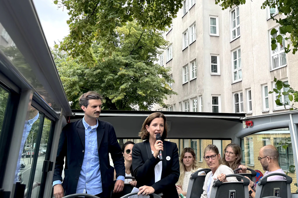 Die beiden Spitzenkandidaten der Volt-Partei, Paul Loeper und Anna Auerbach, während der Volt-Bustour im Berliner Wahlkampf 2026.