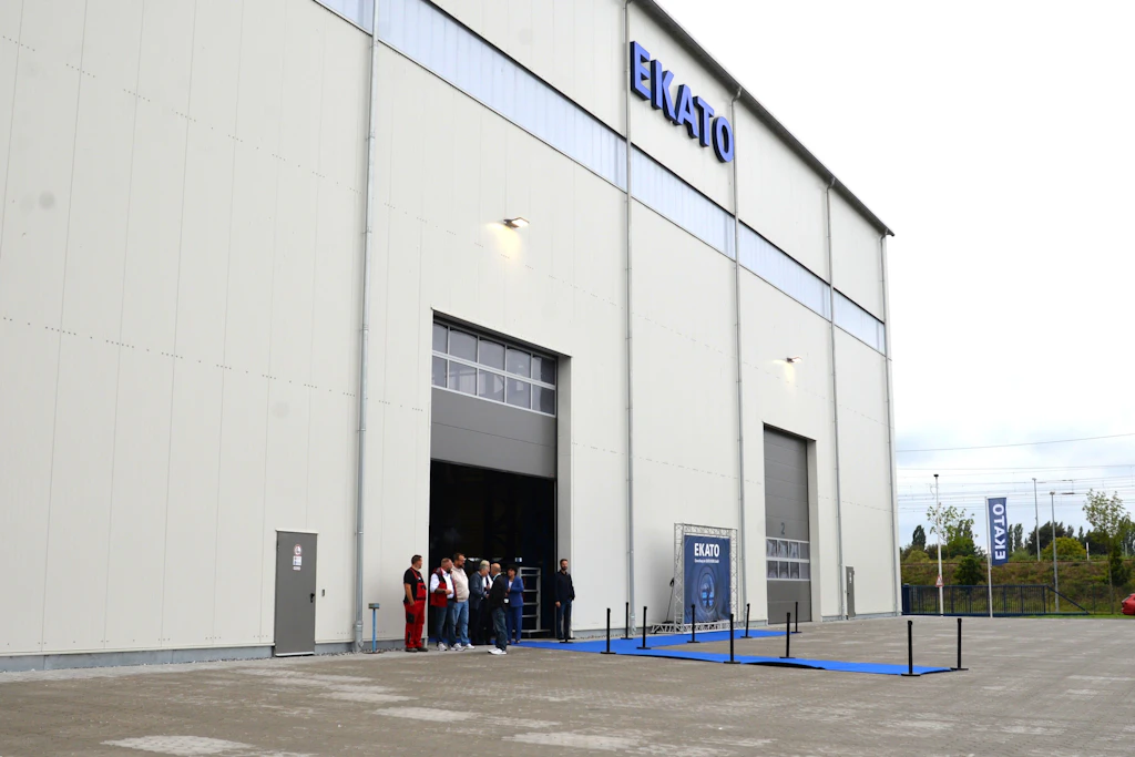 Die neue Produktionshalle für Riesenrührwerke von Ekato auf dem Werftgelände in Stralsund.