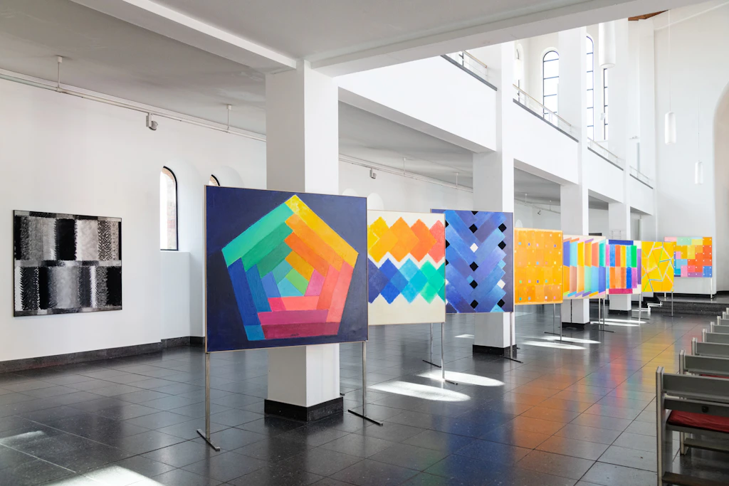 Heinz Mack: „Spectrum Mundi“, Ausstellungsansicht im Kirchenschiff