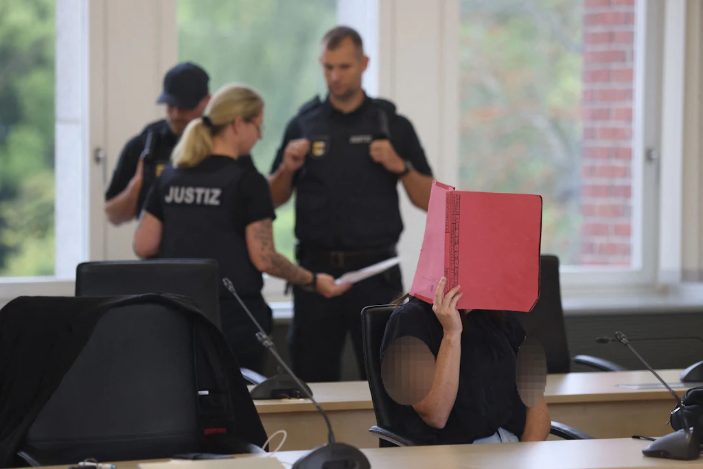 Die Angeklagte Gina H. vor der Fortsetzung im Verfahren wegen Mordes im Fall Fabian im Verhandlungssaal des Landgerichts Rostock.