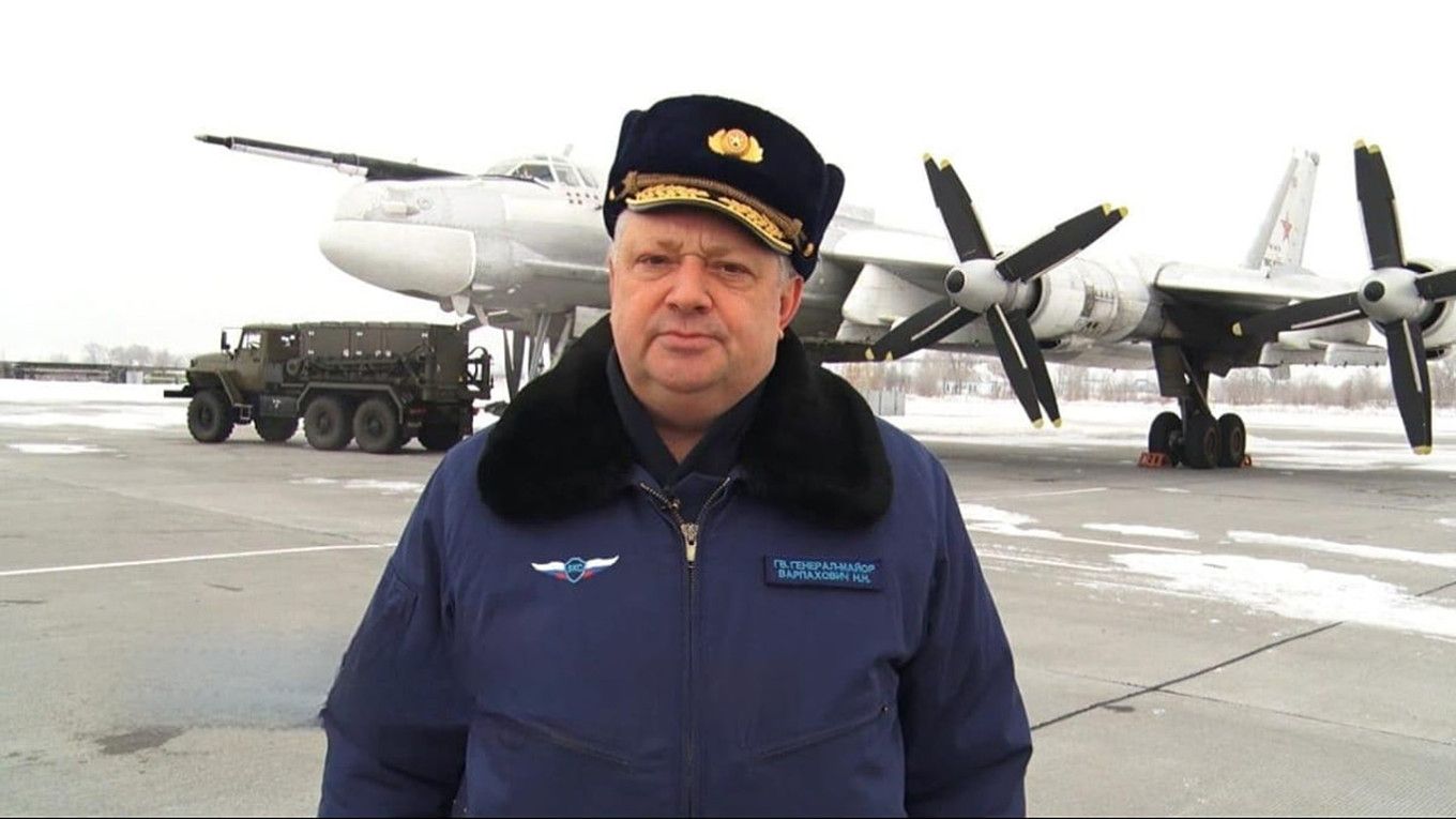 Schütze auf Motorrad feuert auf Putins Bomber-General