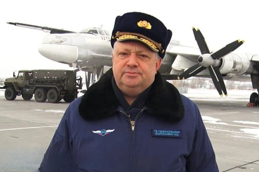 Schütze auf Motorrad feuert auf Putins Bomber-General