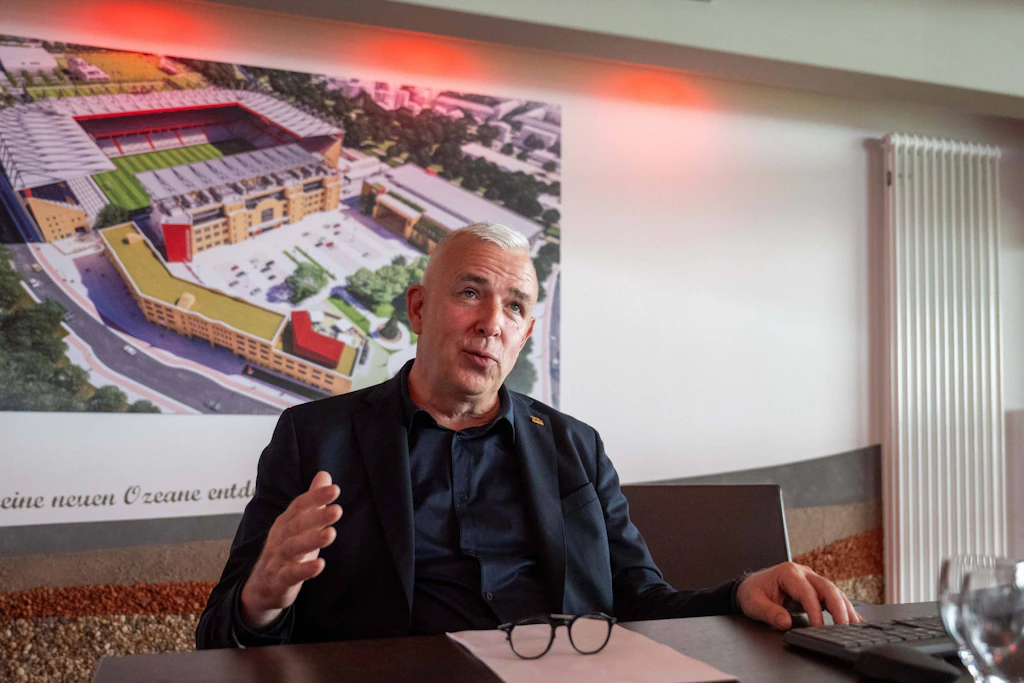 Präsident Dirk Zingler stellte am Donnerstag die jüngsten Pläne des 1. FC Union Berlin für den Umbau des Stadions An der Alten Försterei vor.