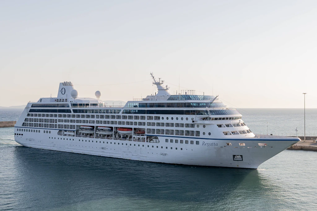 Das Kreuzfahrtschiff Regatta läuft in den Hafen von Heraklion auf Kreta ein.