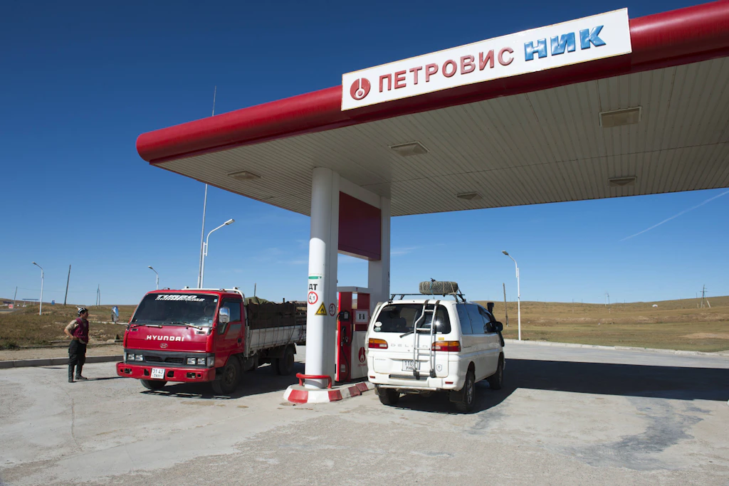 Eine Tankstelle an der Straße zwischen Ulan Bator und Karakorum in der Mongolei